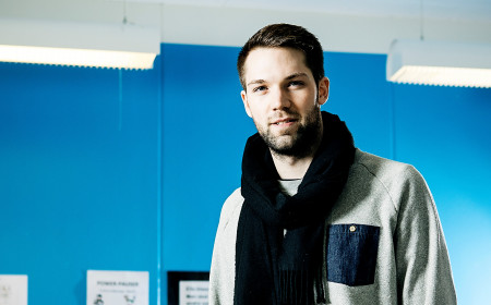 Lærerstuderende står i et klasseværelse