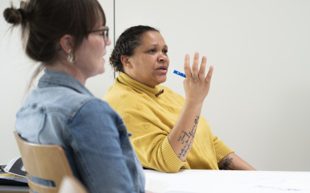 Studerende arbejder i gruppe på meritpædagoguddannelsen