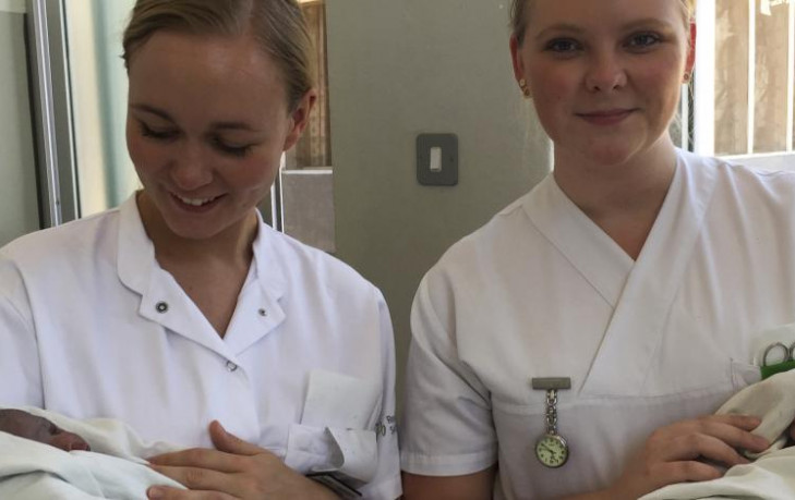 To jordemoderstuderende i praktik i Uganda