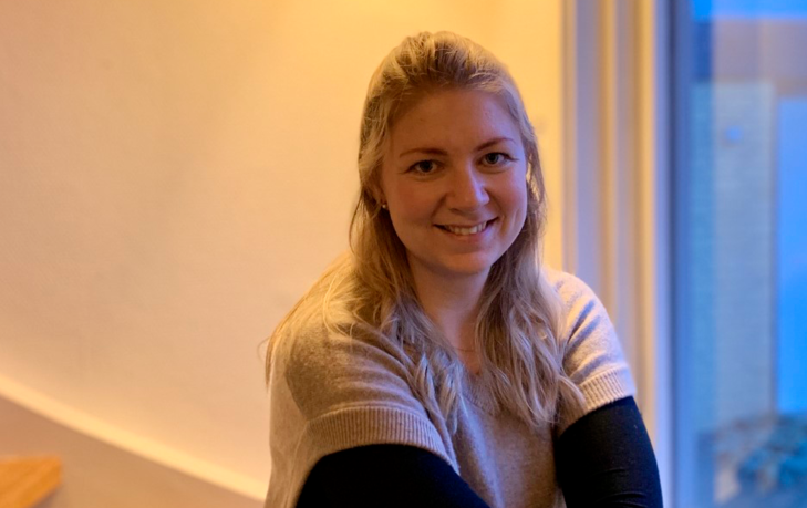 Portræt af Zenitta Kämpfner, der sidder på trappen i sit hjem.