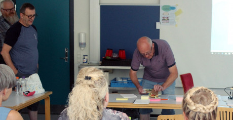 Kursist på AMU-uddannelse for plejefamilier laver feedback-burger