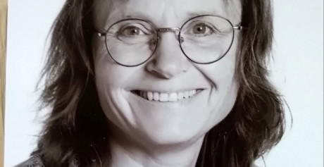 Ellen Schultz. 55 år. Er ved at færdiggøre sin Diplomuddannelse i Formidling af kunst og kultur for børn og unge. Portræt af Ellen Schultz