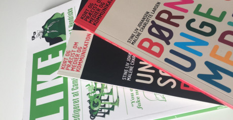 Nogle af de fagbøger, som Christoffer og studiegruppen har fundet værdifuld viden i: "LIKE", "Undersøgelser af børn, unge og medier" og "Børn, unge og medier". Bogen "LIKE", "Undersøgelser af børn, unge og medier" og "Børn, unge og medier".