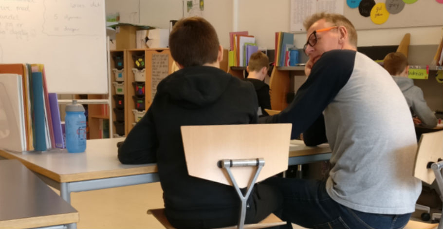 Jesper Andersen sidder sammen med elev