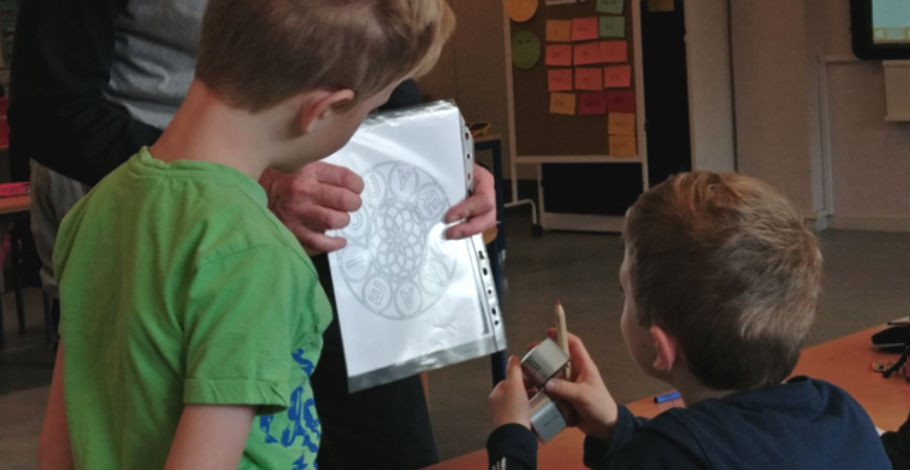 Jesper Andersen øver ord med eleverne i 1.c