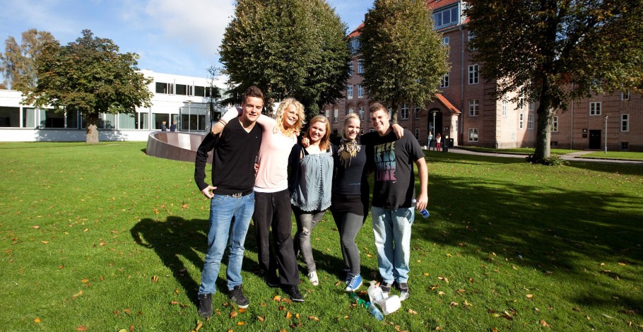 Elerver på UC SYD foran Campus Haderslev