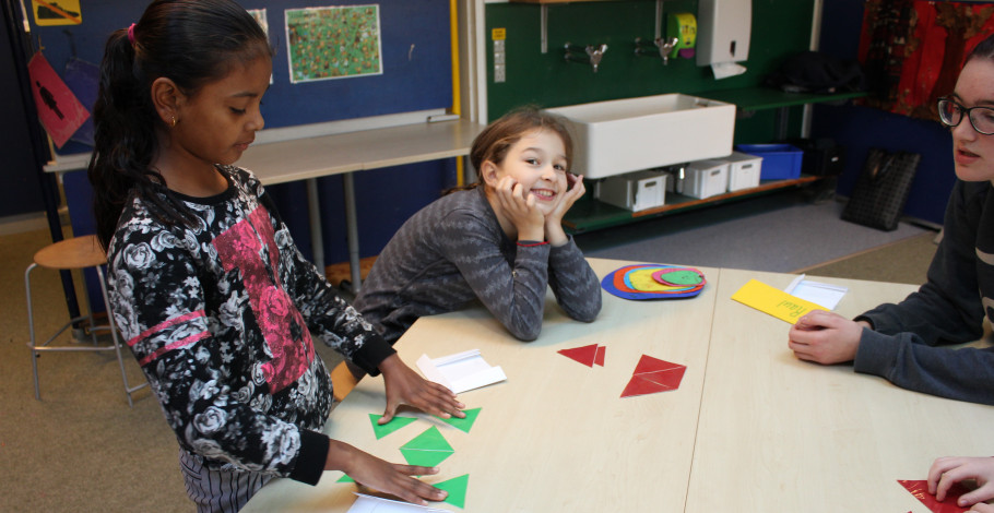 Børn der får undervisning i geometri