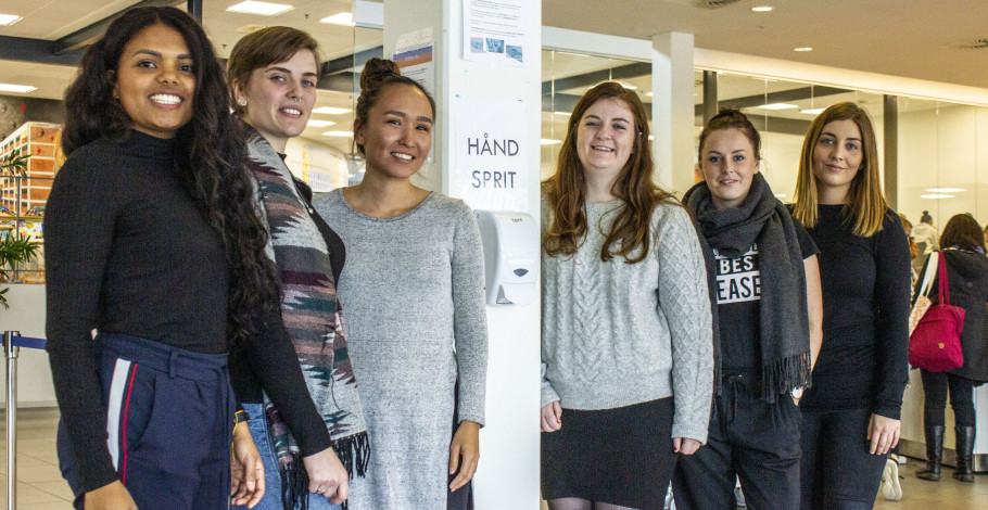 De seks sygeplejerskestuderende, fra venstre: Cindy Marcela Ruiz, Helena á Rógvu Hansen, Ivalu Geisler Clasen, Krestine Kattenhøj Roug, Kristina Sørensen, Atima Feodora.