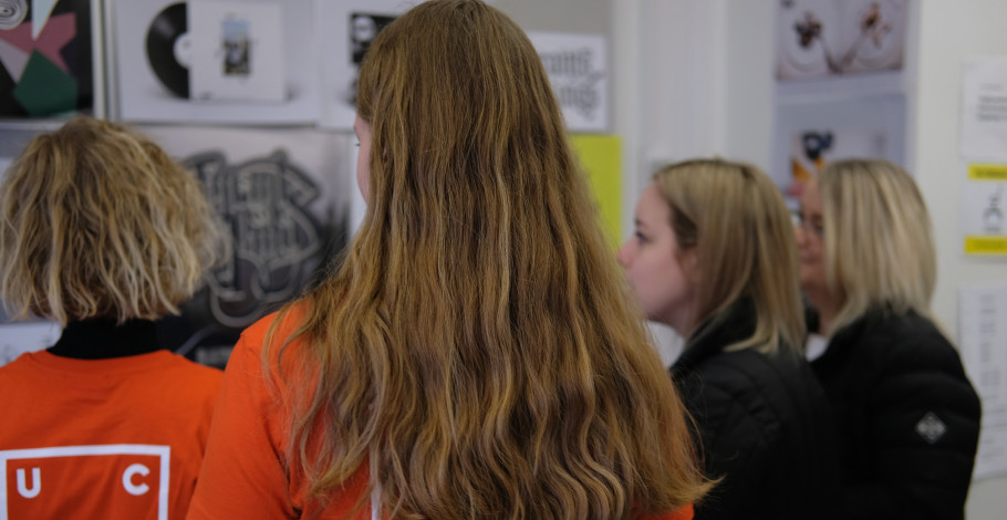 Studerende, der fortæller potentielle studerende om at gå på grafisk kommunikation