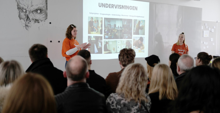 Studerende, der fortæller om at gå på grafisk kommunikation