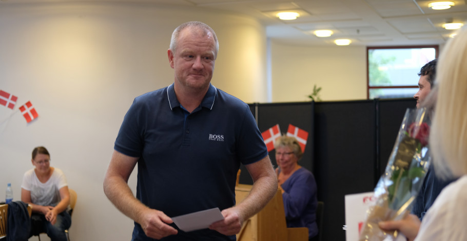 Kim Nyman er nyuddannet pædagogisk assistent og får overrakt eksamensbevis og rose