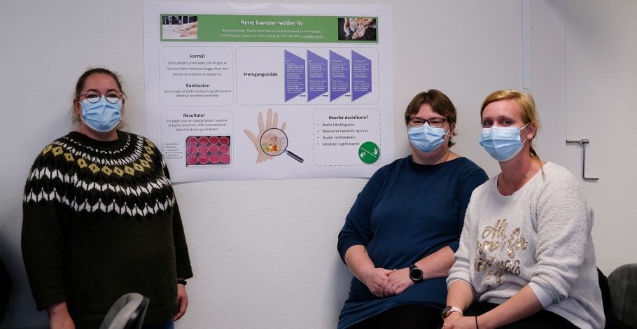 Gruppen, som har testet håndvask og håndsprit. Rebecca Madsen, Maria Louise Brydegaard og Louise Højbjerg. Bioanalytiker- og laborantstuderende med plakat af deres projekt "Rene hænder redder liv"