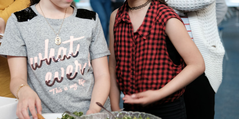 Børn taler sammen ved buffet til forældreaften