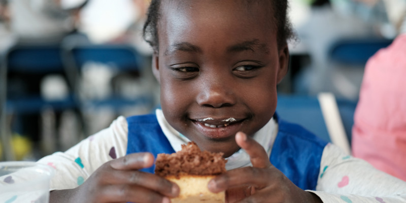 Pige spiser kage til forældreaften