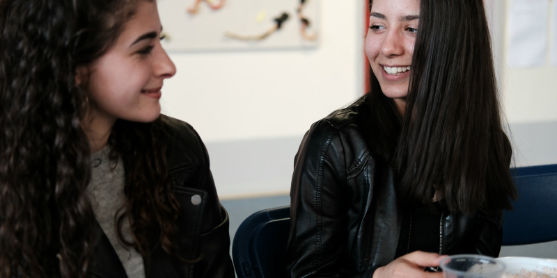 Unge piger taler sammen til forældreaften p