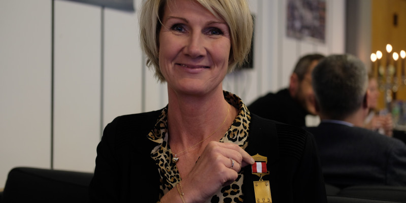 Lene Vestergaard fra Esbjerg Kommune modtog en nytårsmedalje fra UC SYD overrakt af Pia toft Assenholm, leder af den sundhedsfaglig videreuddannele i UC SYD