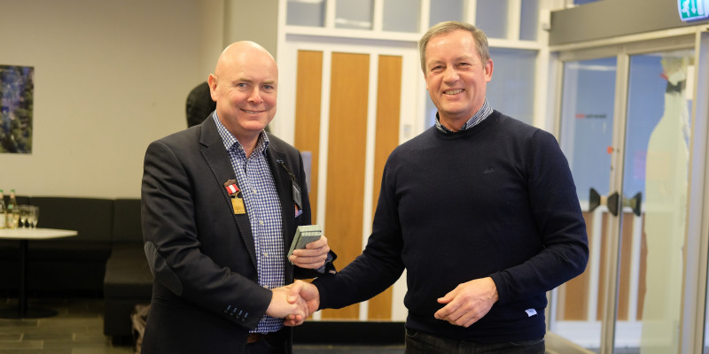 Erhvervsdirektør Gert Helenius modtag også en nytårsmedalje fra UC SYD overrakt af videncenterchef Børge Koch