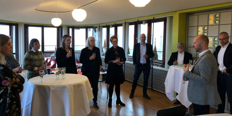 UC SYD, CUBION og Odense Kommune fejrede det nye samarbjede med et glas bobler, forventningsglæde og højt humør UC SYD, CUBION og Odense Kommune fejrede det nye samarbjede med et glas bobler, forventningsglæde og højt humør