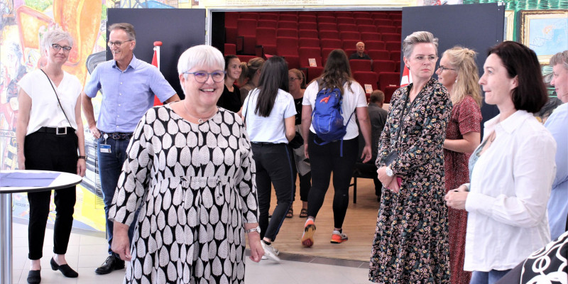 Studieleder Birgit Løbner Christensen byder tidligere dimittender, studerende, medlemmer af uddannelsesudvalget, undervisere og mange andre velkommen til fejringen af bioanalytikeruddannelsens ti års jubilæum. 