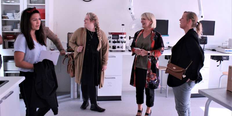 Selv om bioanalytikeruddannelsen kun er ti år er der sket meget. Derfor fik interesserede en rundvisning laboratorierne. 