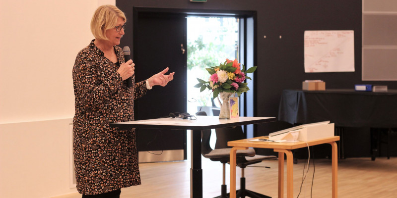 Birthe Friis Mortensen holder tale ved ergoterapeutuddannelsens jubilæum