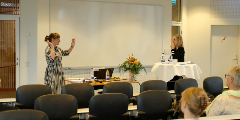 Ane Bjerre Odgaard gav et meget levende forsvar - her sammen med Lektor Dorte Kousholt, DPU, der sad i bedømmelseudvalget.