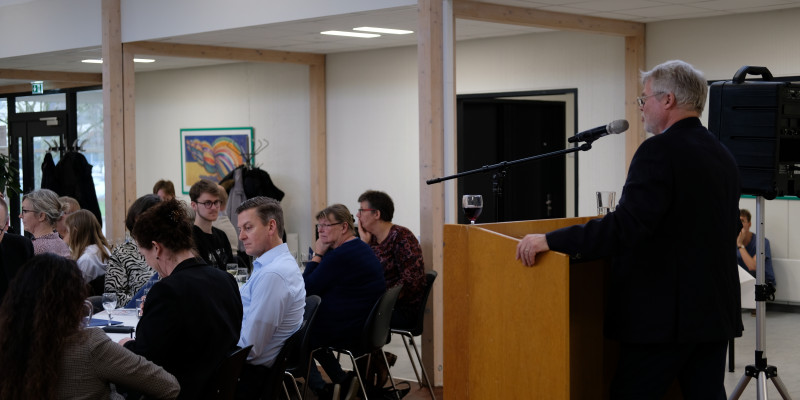Efter-og videreuddannelseschef Jens Juulsgaard Larsen holdte dimissionstale