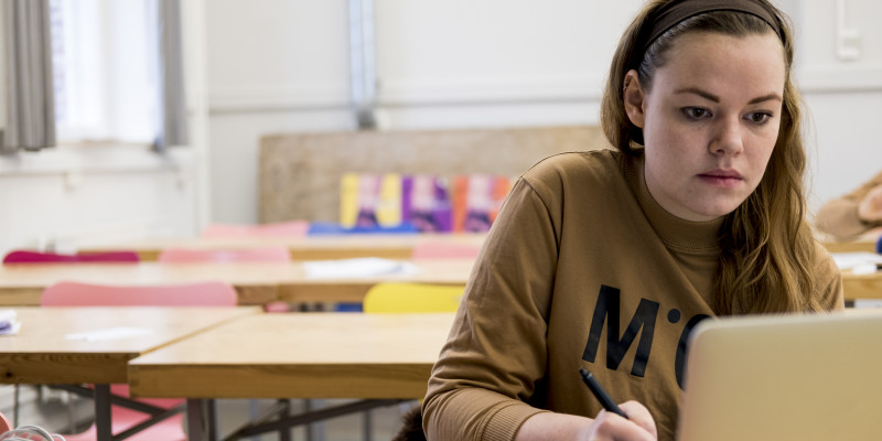 Studerende på grafisk kommunikation arbejder på computeren