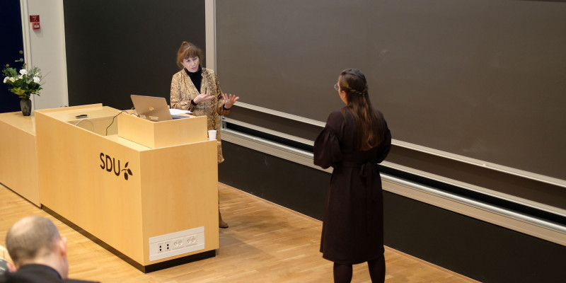 Julie Dalgaard Guldager (med ryggen til) leverede et solidt forsvar af sin forskning fra de seneste tre år.