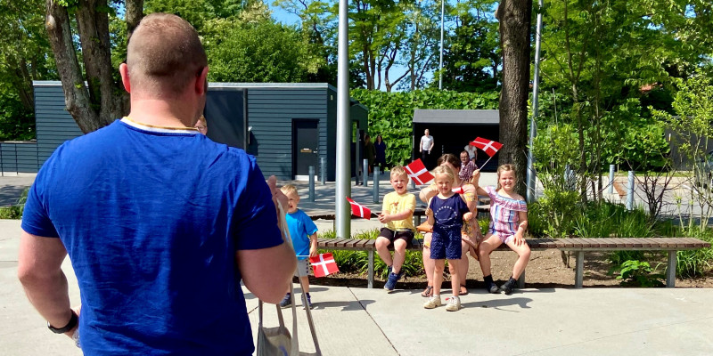 Glenn træder ud fra eksamen og bliver mødt af sine fire glade børn. Glenn Michael Gandrup-Knudsen træder ud fra eksamen og bliver mødt af sine glade børn