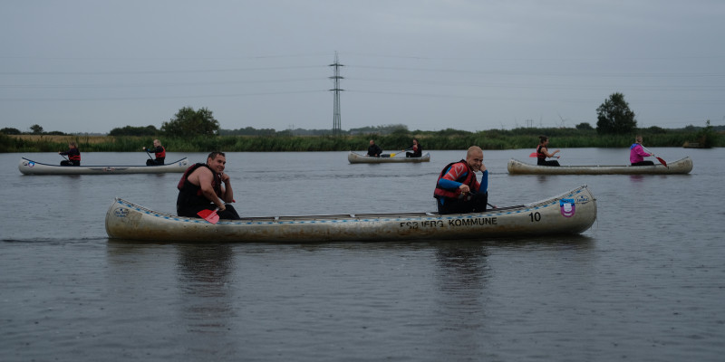 Kommende svømmelærere er på kanokursus og poserer til kameraet.