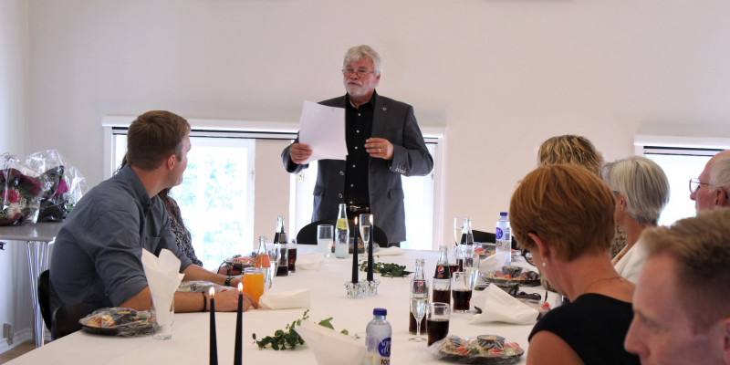 Jens Juulsgaard Larsen, som er efter- og videreuddannelseschef på UC SYD, ønskede på vegne af UC SYD de to prismodtagere tillykke.  Jens Juulsgaard Larsen, som er efter- og videreuddannelseschef på UC SYD, ønskede på vegne af UC SYD de to prismodtagere tillykke.