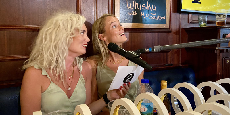 ... og der kvitteres med en joke, som først lige skal ind og vende... Kat Giphardt og Line Sindberg bliver overraskede over Anders Breinholts joke