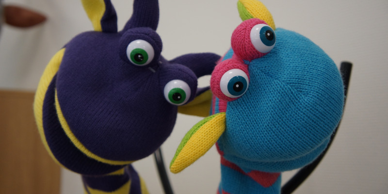 To strikkede hånddukker