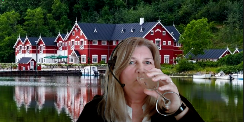 Pia Ellen Kjær, souschef på Efter- og Videreuddannelsen på UC SYD, skåler med dimittenderne.