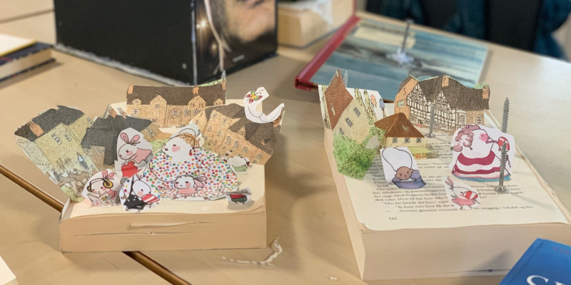 Pop-up-bog, som er skabt af gamle bøger.