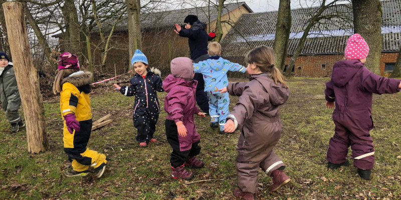 Børnene fra Resen Naturbørnehave snurrer rundt som Sally Sukkertop.