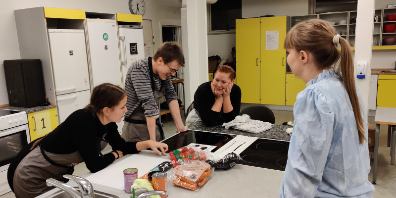 Kursister på madlavningskurset "Madglad på budget" i Kolding.